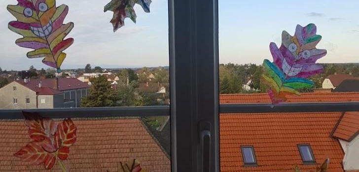 Bunte Herbstblätter in der 4. Klasse