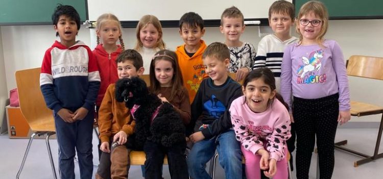 Therapiehunde zu Besuch in der 1b