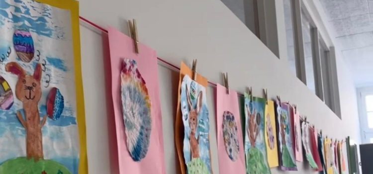 Ostereier in Batik-Optik