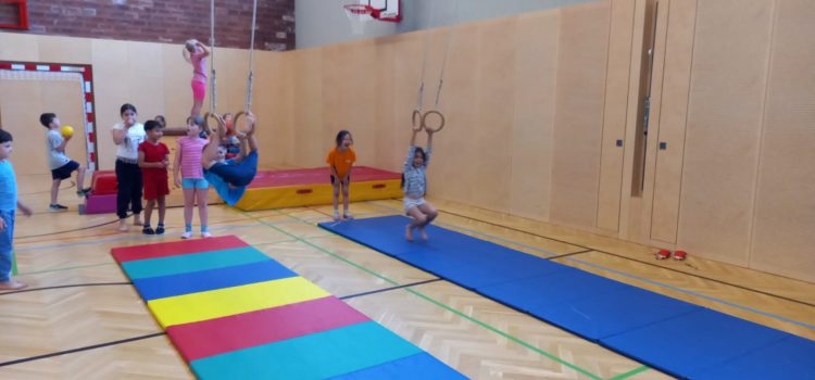 Turnunterricht – Stationen der 1a und 1b