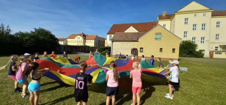 Turnunterricht mit dem Schwungtuch in den ersten Klassen Turnunterricht mit dem Schwungtuch in den ersten Klassen