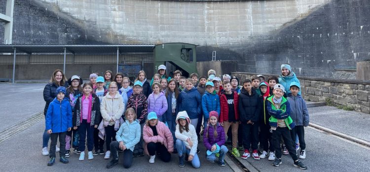 Spannende Erlebnistage der 3. Klassen und der 4. Klasse: Burg Kreuzenstein, Kraftwerk Ottenstein, Lesenacht im Kraftwerk Theiß