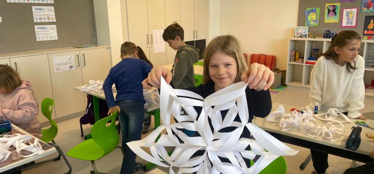 Papiersterne im Werkunterricht der 3. Klassen