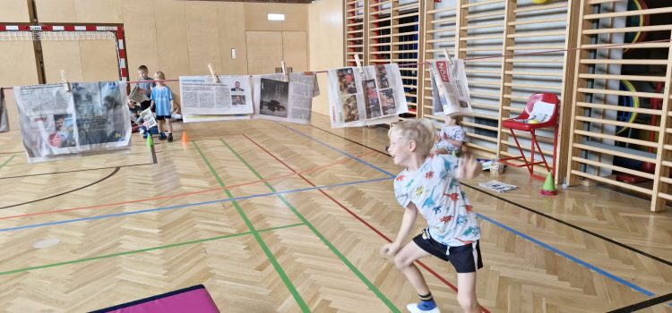 Turnunterricht mit Zeitungen und Luftballons